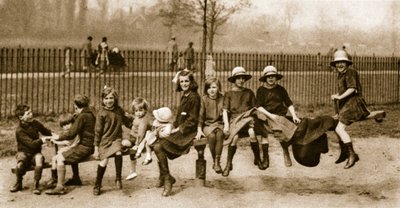 Kinder spielen auf einer Wippe in einem Londoner Park von English Photographer